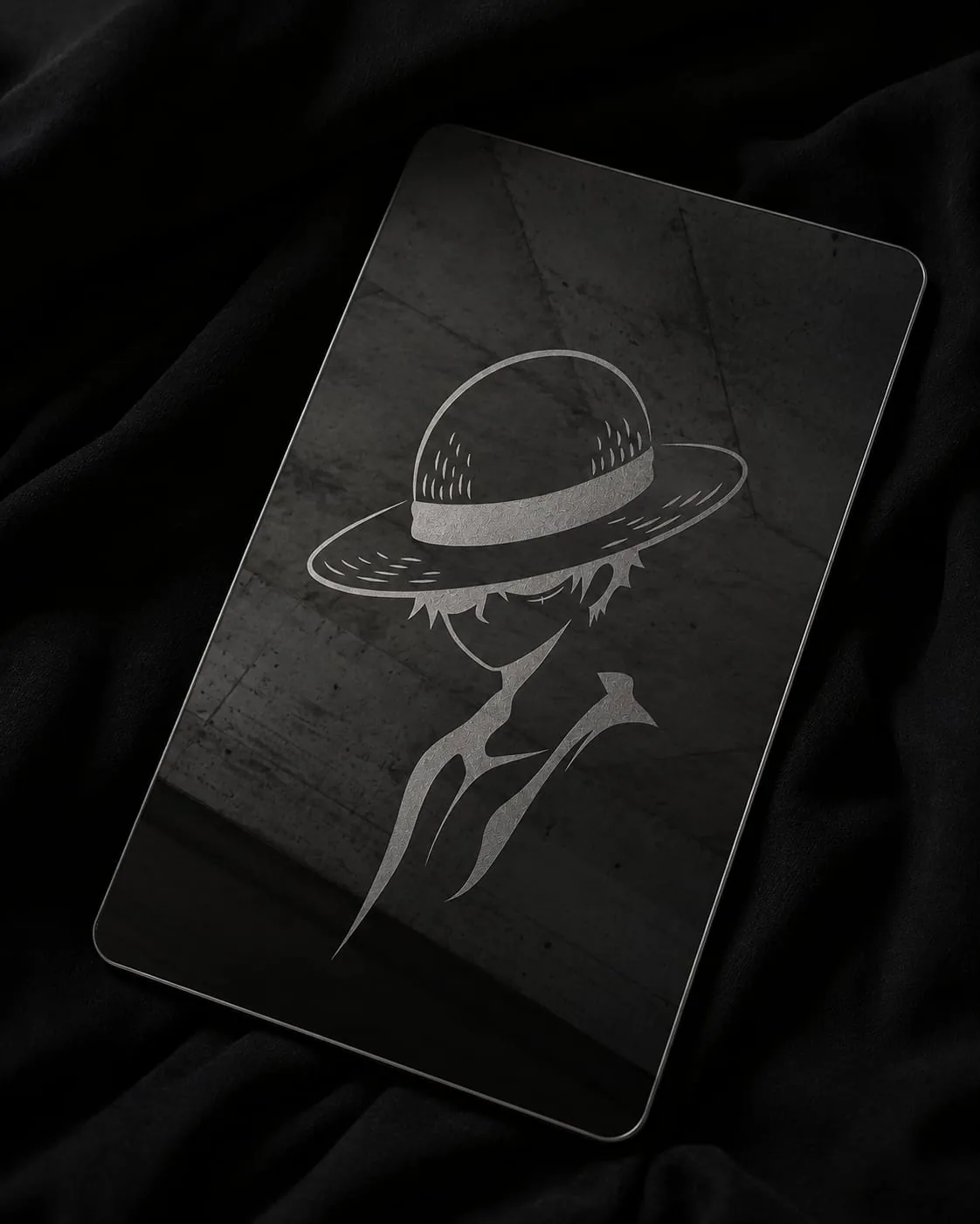 Silueta con sombrero grabada en espejo — diseño anime minimalista