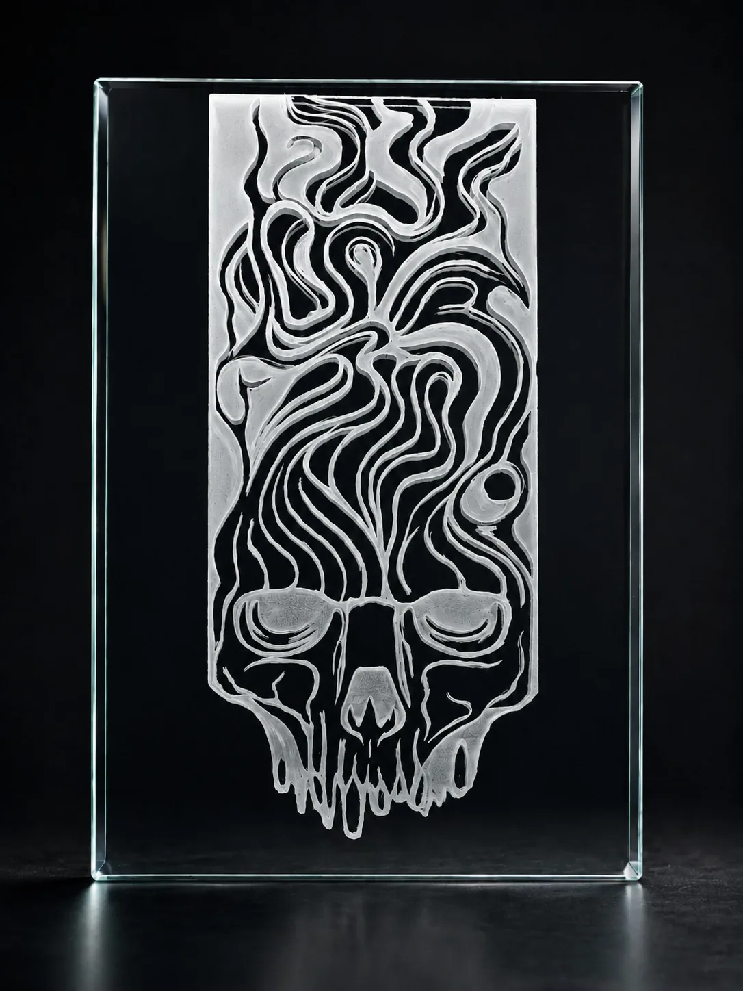 Calavera psicodélica grabada en vidrio transparente