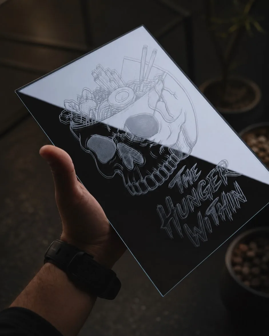 The Hunger Within — grabado en espejo sostenido